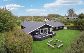 Cozy Home In Glesborg With Sauna, Bønnerup Strand